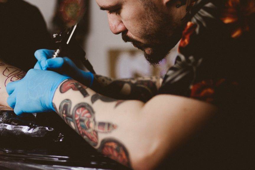 Прыщи на татуировке: что делать?
