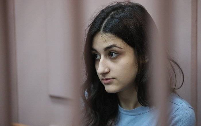 Крестине и Марии  Хачатурян также предъявлены обвинения в убийстве отца