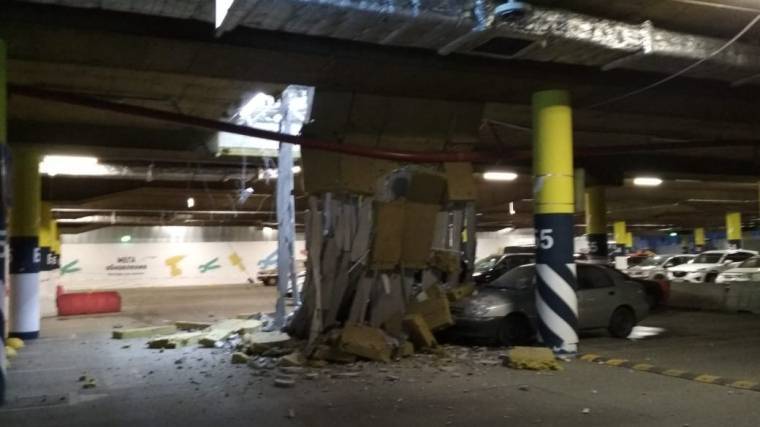 ТЦ&nbsp;«МЕГА-Дыбенко» закрыт после обрушения потолка на&nbsp;парковке&nbsp;— видео