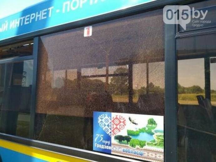 В Гродно в автобусе на ходу лопнуло окно. Версия, что обстреляли, не подтвердилась - grodno24.com