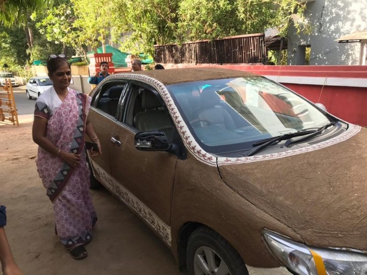 Как индийские таксисты спасаются от жары без кондиционеров: дикая идея