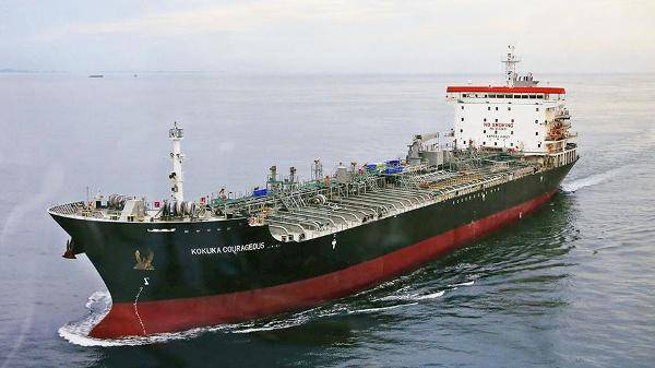 СМИ: Японский танкер в Оманском заливе повредили «летающие объекты»