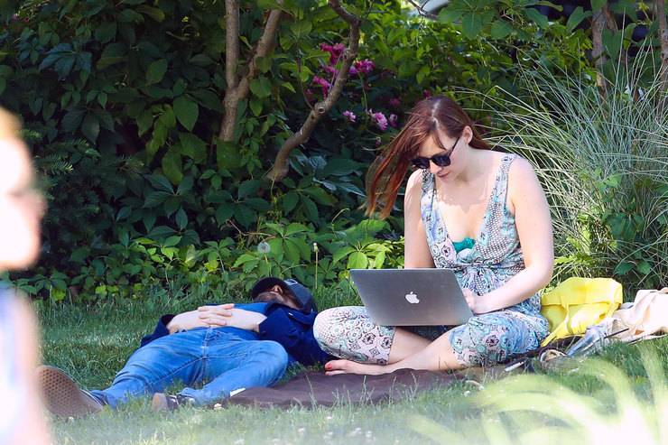 Дэниел Рэдклифф во время свидания с возлюбленной уснул на траве в парке