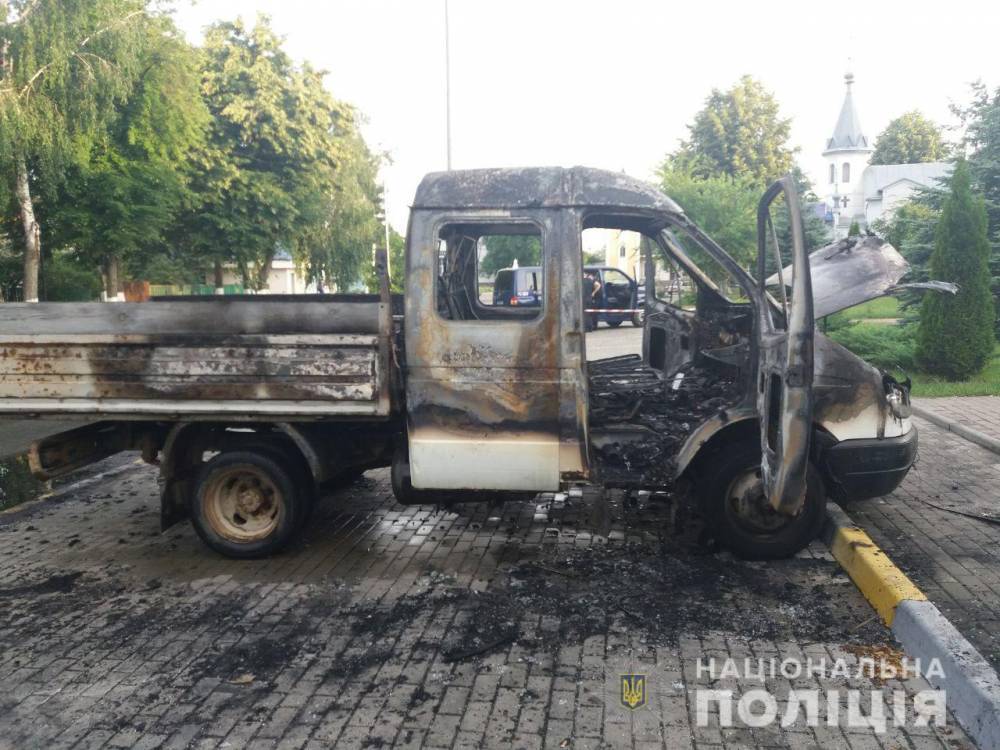 Под Киевом неизвестные сожгли «ГАЗель», предварительно «выкурив» из кабины двоих мужчин