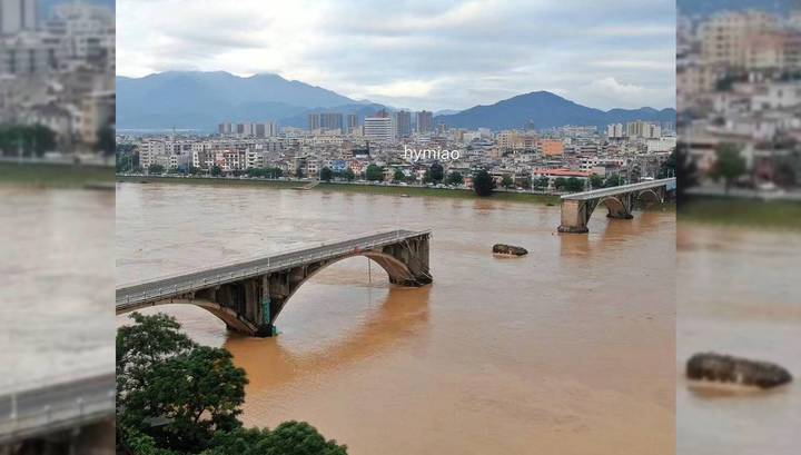 Момент обрушения моста в Китае сняли на видео