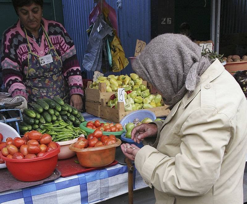 Обнищавшие украинцы едят продукты, не отходя от прилавка (видео)