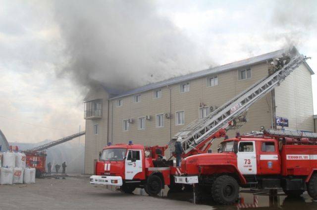 После пожара на рынке в Улан-Удэ жителям не рекомендуют выходить на улицу