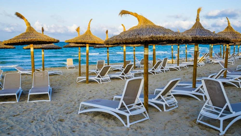 "Зачем вообще было лишать права выбора места отдыха?": Эксперт о допуске сотрудников МВД на курорты Турции и Таиланда