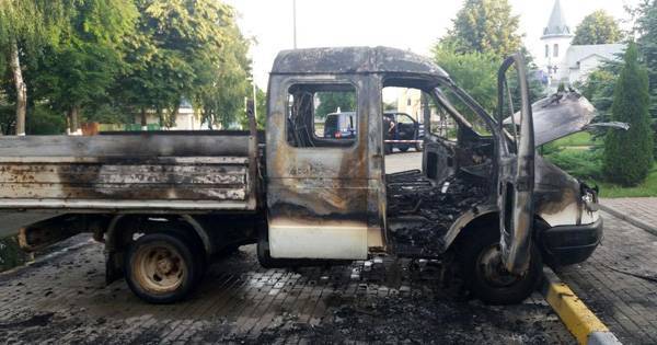 Под Киевом неизвестные сожгли "ГАЗель", предварительно "выкурив" из кабины двоих мужчин