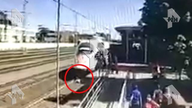 Камера сняла, как женщина с ребенком на руках упала  под поезд в Твери