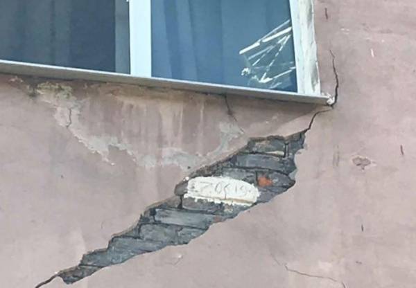 Из дома на Выборгской улице эвакуировали жильцов из-за трещин в стенах