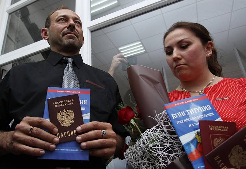 Первые жители ЛДНР получили российские паспорта