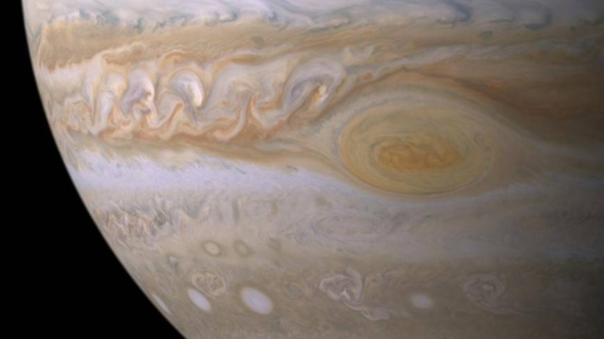 Поверхность спутника Юпитера оказалась засыпана солью
