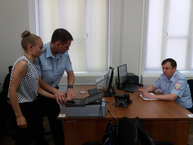 «Пусть теперь ВСУ попробует к нам сунуться»: Жители Донбасса начали получать российские паспорта
