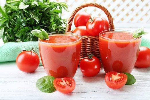 Томатный сок усилит боли: кому противопоказан "помидорный фреш"