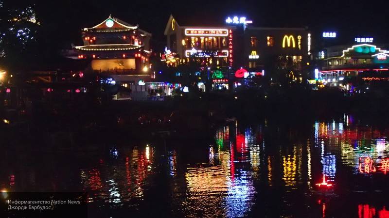 Момент ночного обрушения моста с машинами в реку в Китае попал на видео