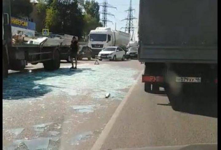 Из-за растерявшего стекло грузовика на улице Матросова образовалась пробка