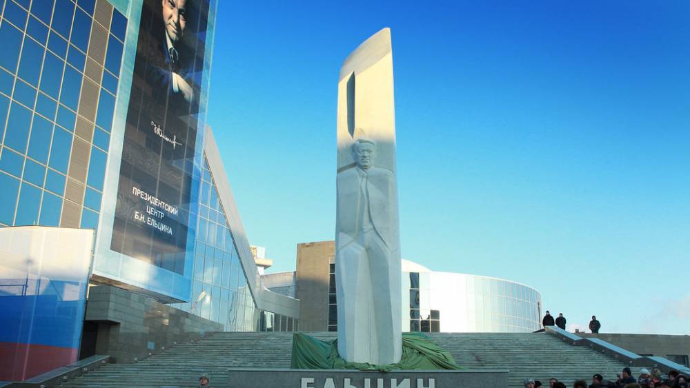 Клевета, хулиганство, вандализм: Мужчина, разрисовавший памятник Ельцину на Урале, имеет букет судебных дел