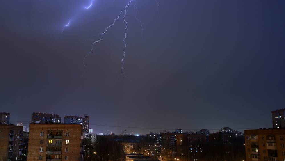 Град и шквалистый ветер: Москвичам разослали штормовое предупреждение