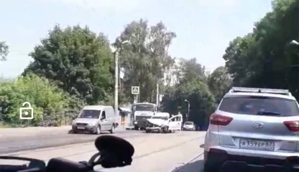 Машина разбита в хлам: жёсткое ДТП парализовало проезд по улице Дзержинского