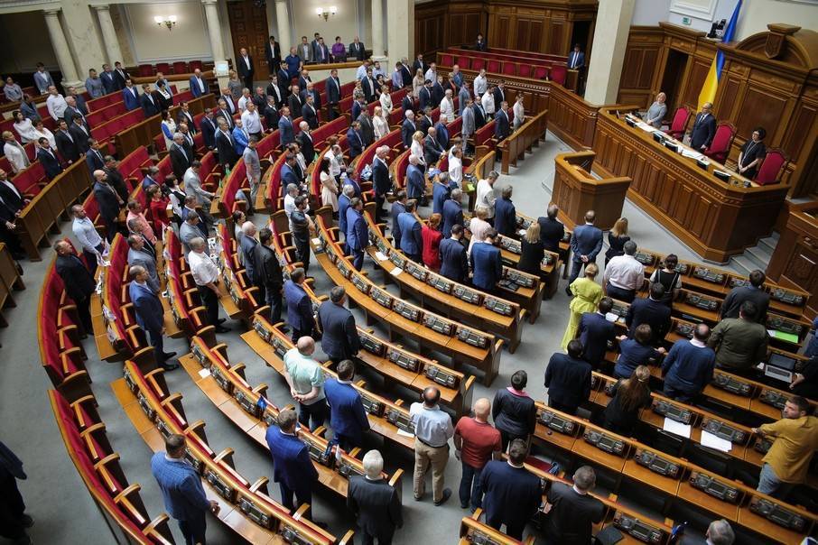Украинцы не верят, что депутаты в КС защищают законность: слуги народа просто держатся за власть