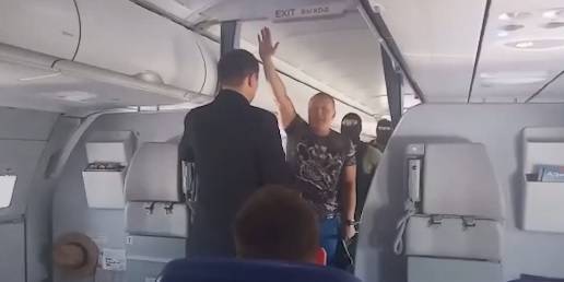 Видео: пламенную речь дебошира на рейсе Барселона-Москва прервали бойцы спецназа