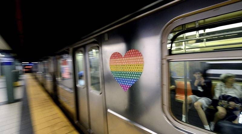 В метро Нью-Йорка запустят поезд с ЛГБТ-радугой, а также можно будет купить тематические MetroCards