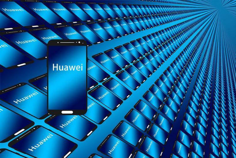 Huawei начал показывать рекламу на экране блокировки некоторых смартфонов