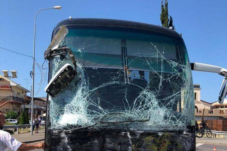 Два автобуса с туристами столкнулись в Сочи