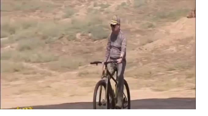 Видео: глава Туркмении расстрелял три мишени верхом на велосипеде