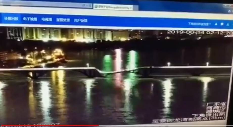 Момент обрушения моста с автомобилями в Китае попал на видео
