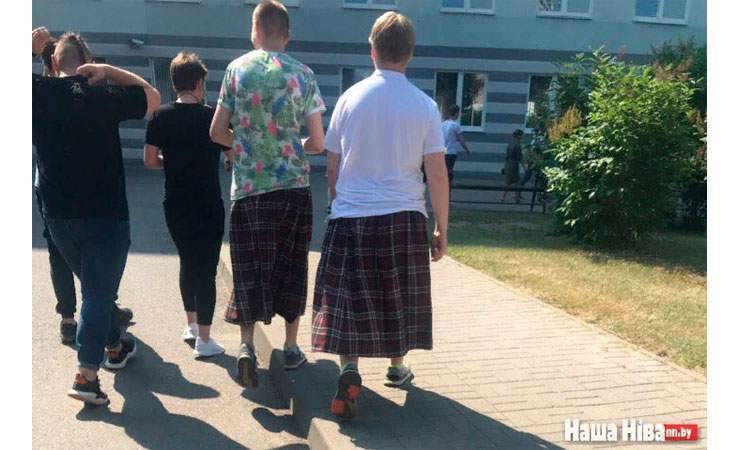 В Минском колледже предпринимательства студентов-парней переодели в юбки из-за жары — фотофакт