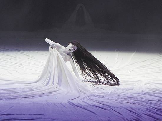 Главная героиня спектакля Чеховского фестиваля отрастила волосы до пят