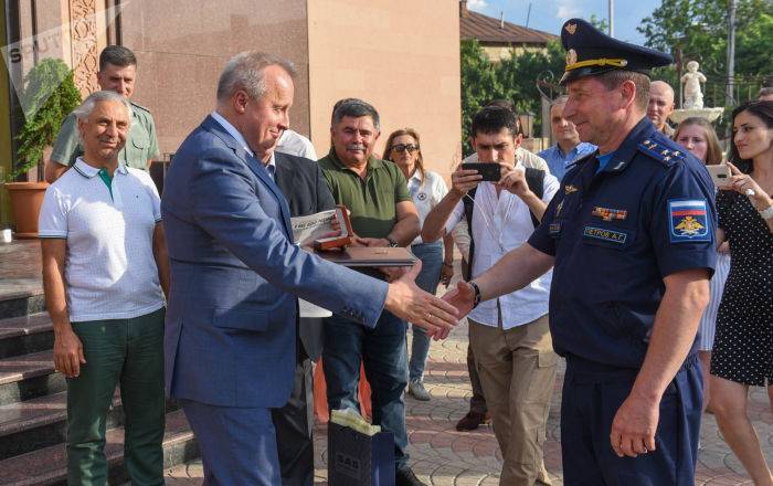 Отношения с Арменией скреплены боевым братством – посол вручил награду командиру авиабазы