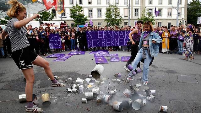 В Швейцарии назревает социальная революция: женщины устроили забастовку - фото