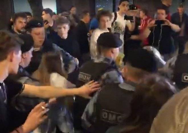 Активисты движения «Лев против» натравили омоновцев на молодежь в центре Москвы
