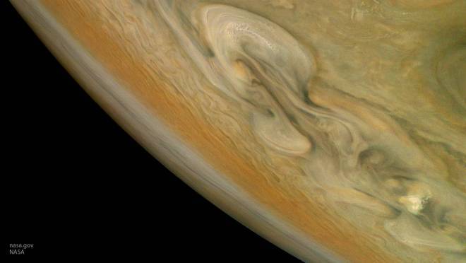 На спутнике Юпитера найдена поваренная соль