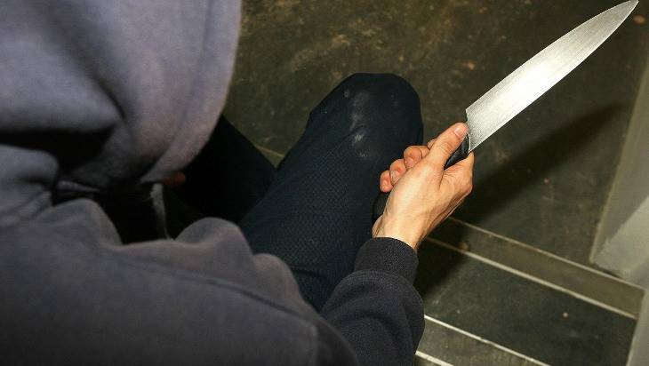 В Новозыбкове жильцы многоэтажки спасли раненого ножом мужчину