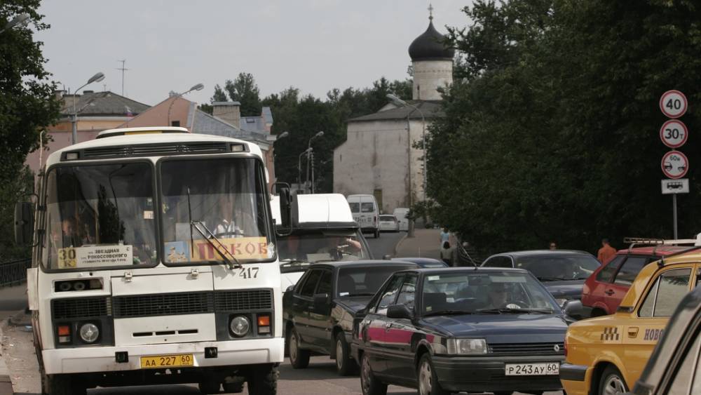 Только в объезд: На трассе М-5 "Урал" образовалась многокилометровая пробка из-за перекрывших дорогу жителей Чемодановки