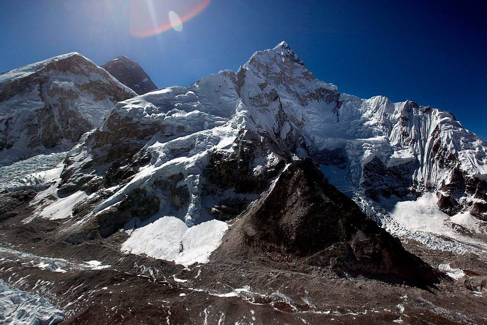 На Эвересте открыли самую высокую метеостанцию в мире, чтобы следить за изменением климата