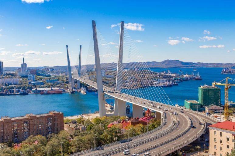 Жители Владивостока пересекают Золотой мост, притворившись автобусом. (Видео)