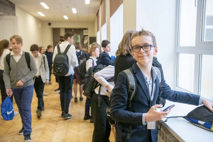 Российских школьников хотят избавить от тяжелых ранцев
