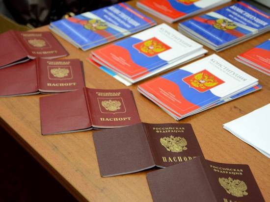 Саботаж и фарс: эксперты прокомментировали выдачу российских паспортов жителям Донбасса