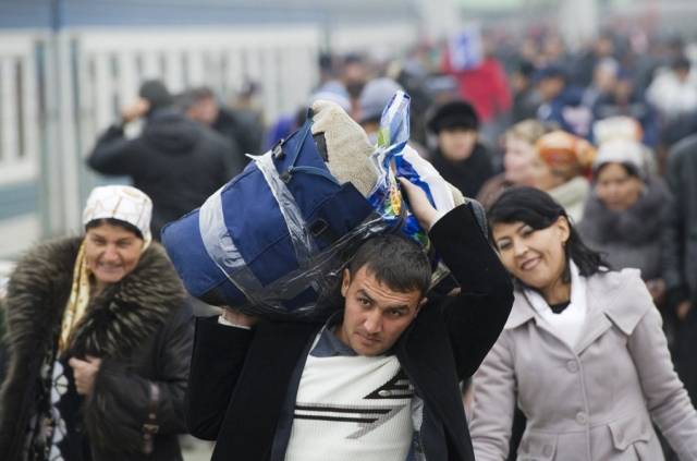 «На работу в Россию»: количество мигрантов из Таджикистана бьет рекорды