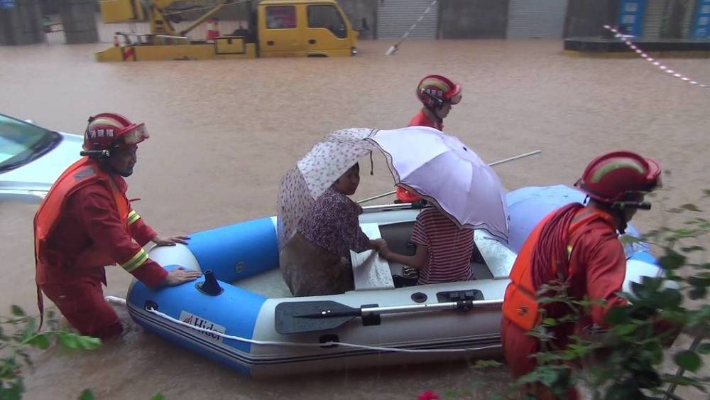 Сотни тысяч людей под угрозой, идет эвакуация: Наводнения на юге Китае погубили 19 человек