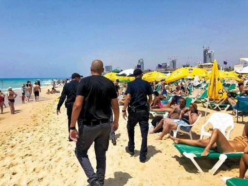 На пляжах в центре Израиля отбирают алкоголь и запретили громкую музыку