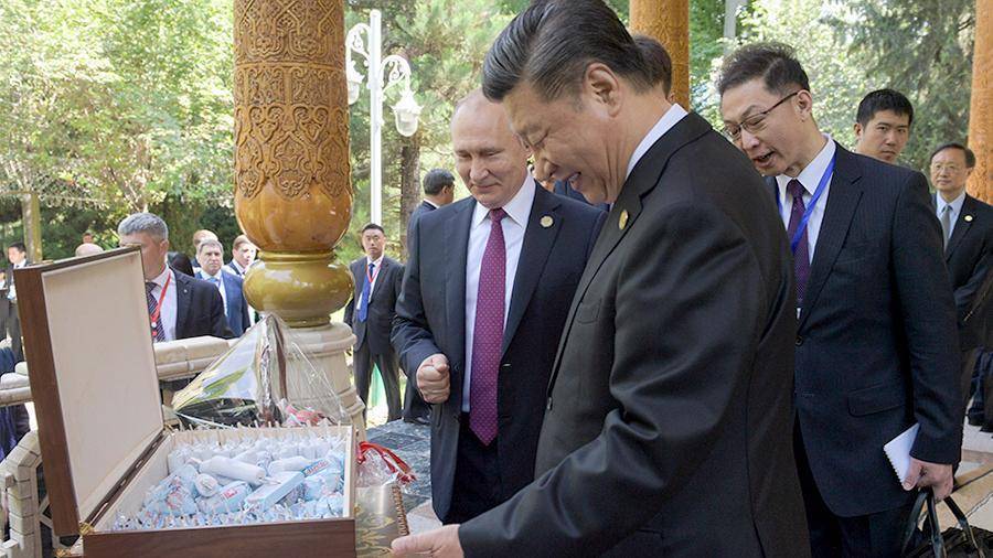 Путин подарил Си Цзиньпину мороженое