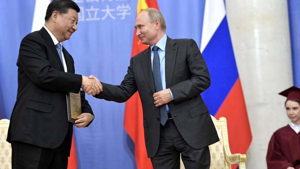 Подарок со вкусом: Путин презентовал ящик эскимо лидеру КНР на его день рождения
