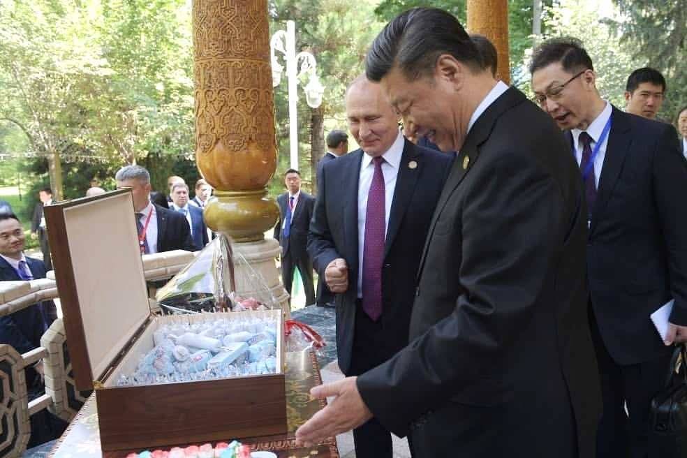 Путин подарил Си Цзиньпину на день рождения мороженое