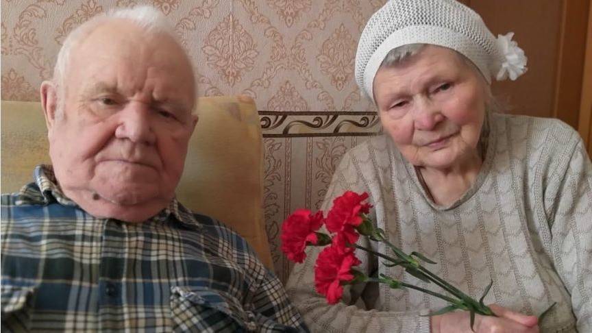 Всё время признаётся ей в любви. Супруги из Кировской области отметили 70-летие свадьбы